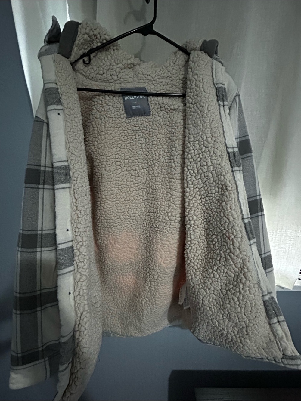 Hollister men’s Sherpa-Lined Plaid Jacket in Gray/Cream